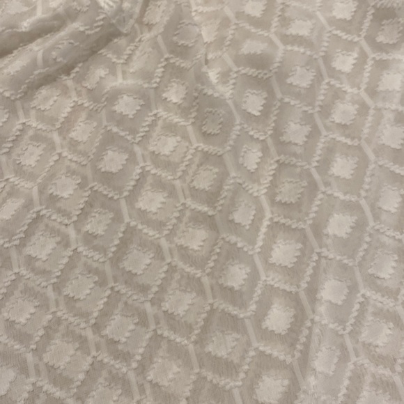 White keyhole top with Diamond texture design, balloon sleeves - Picture 3 of 3